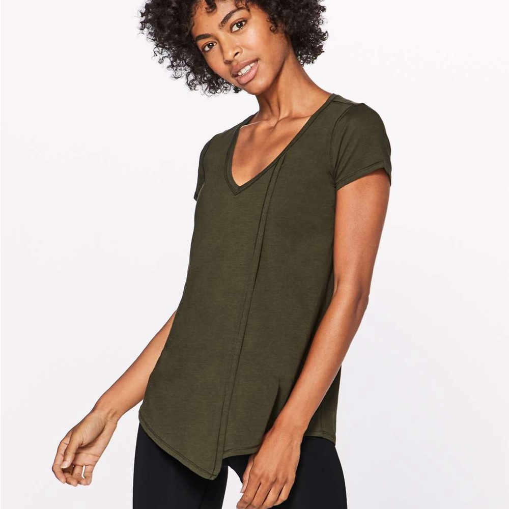 Lululemon Knot A Problem Tee Dark olive green asymmetrical tie top 🤍